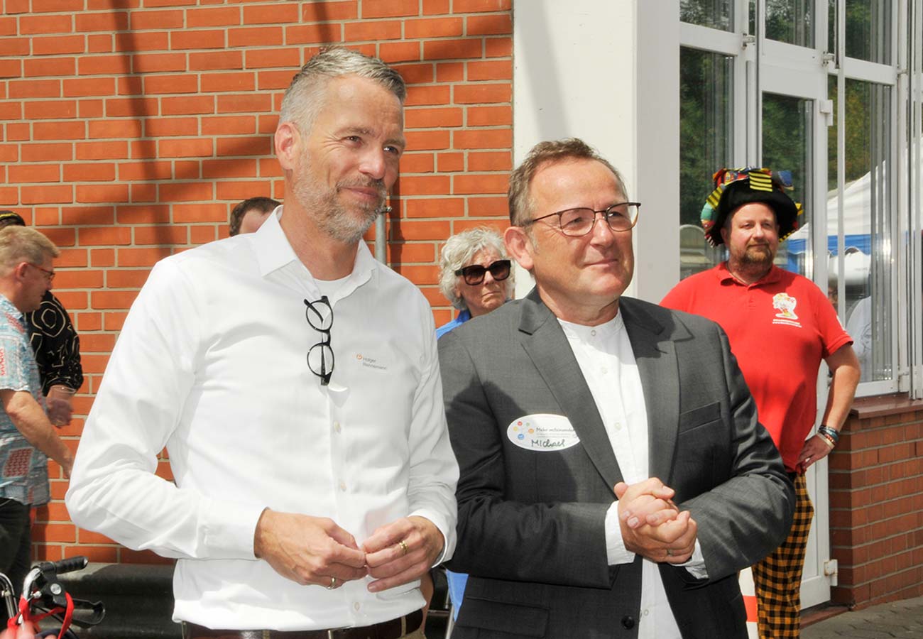 Holger Rennemann und Michael Behrens eröffnen das Sommerfest.