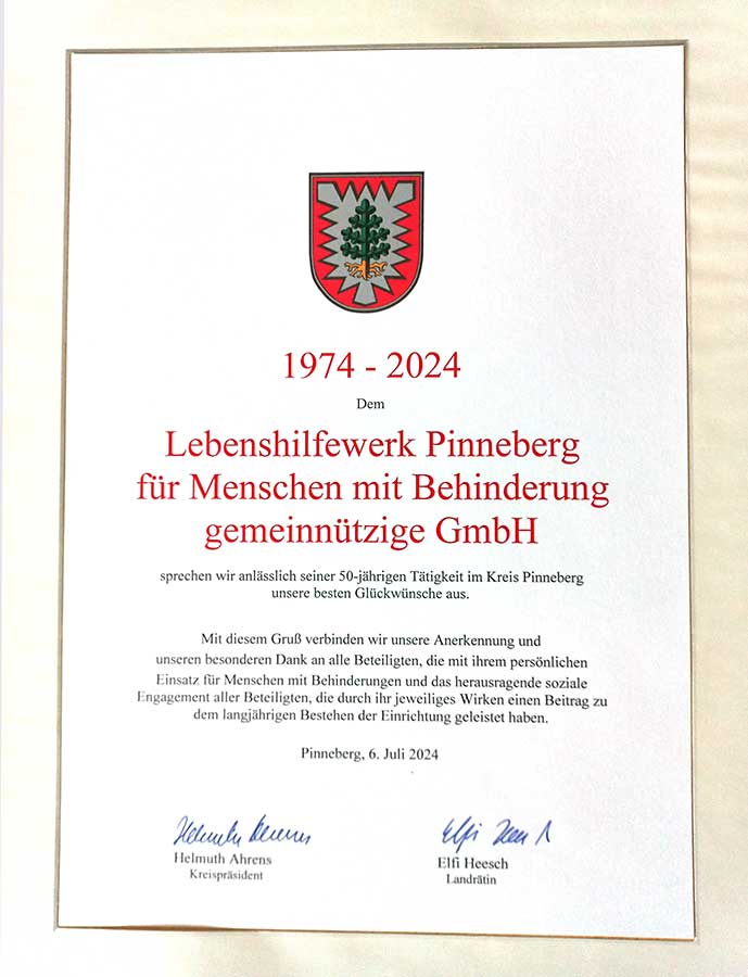 Die Urkunde, die das Lebenshilfewerk Pinneberg zum Jubiläum von Kreispräsident Helmuth Ahrens bekommen hat.