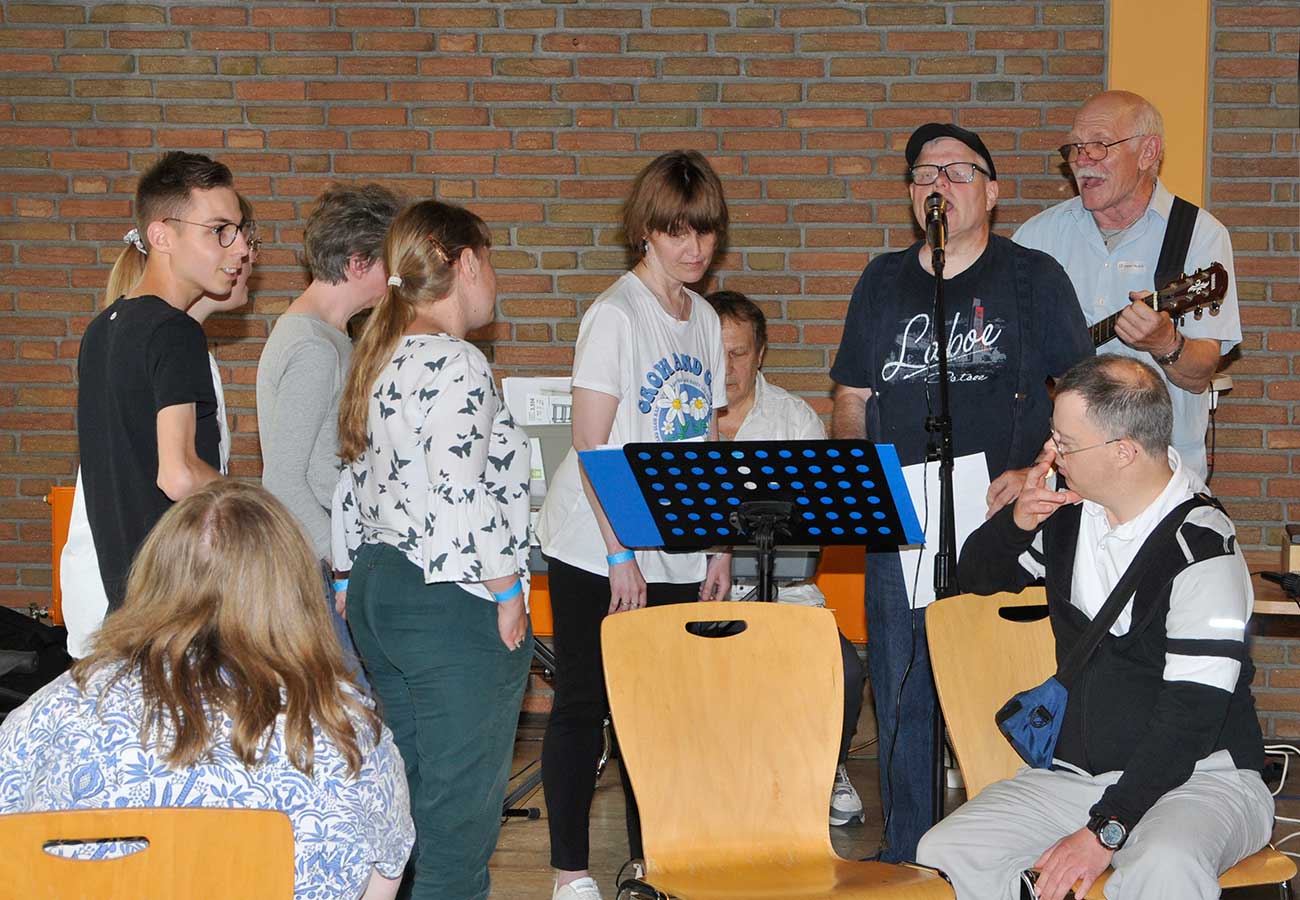 Der Werkstatt-Chor sitzt im Speisesaal.